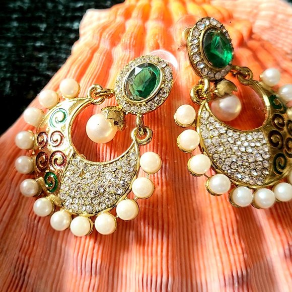 Jewelry - Beautiful- Semi-Precious Green/Clear Stones with Pearls - Round Earrings